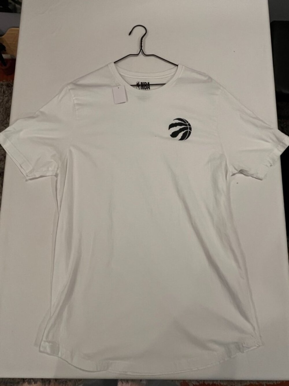 Official NBA Toronto Raptors T Shirt Mens Large White Black Claw Logo Curved Hem